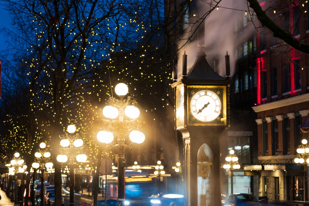 O relógio a vapor de Gastown, na esquina da Cambie com a Water Street, em Vancouver, à noite