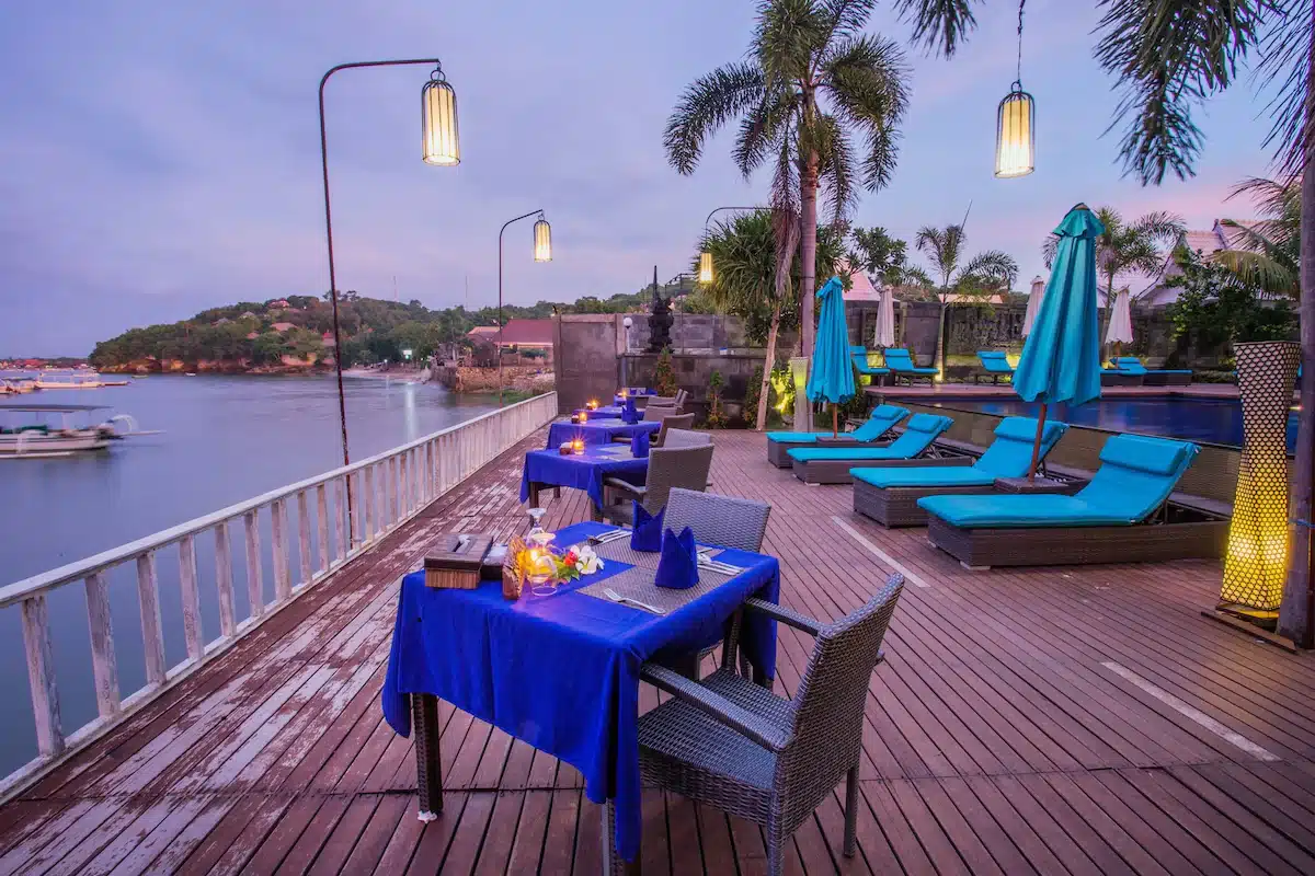 Restaurante ao lado da piscina no Bay Shore Huts
