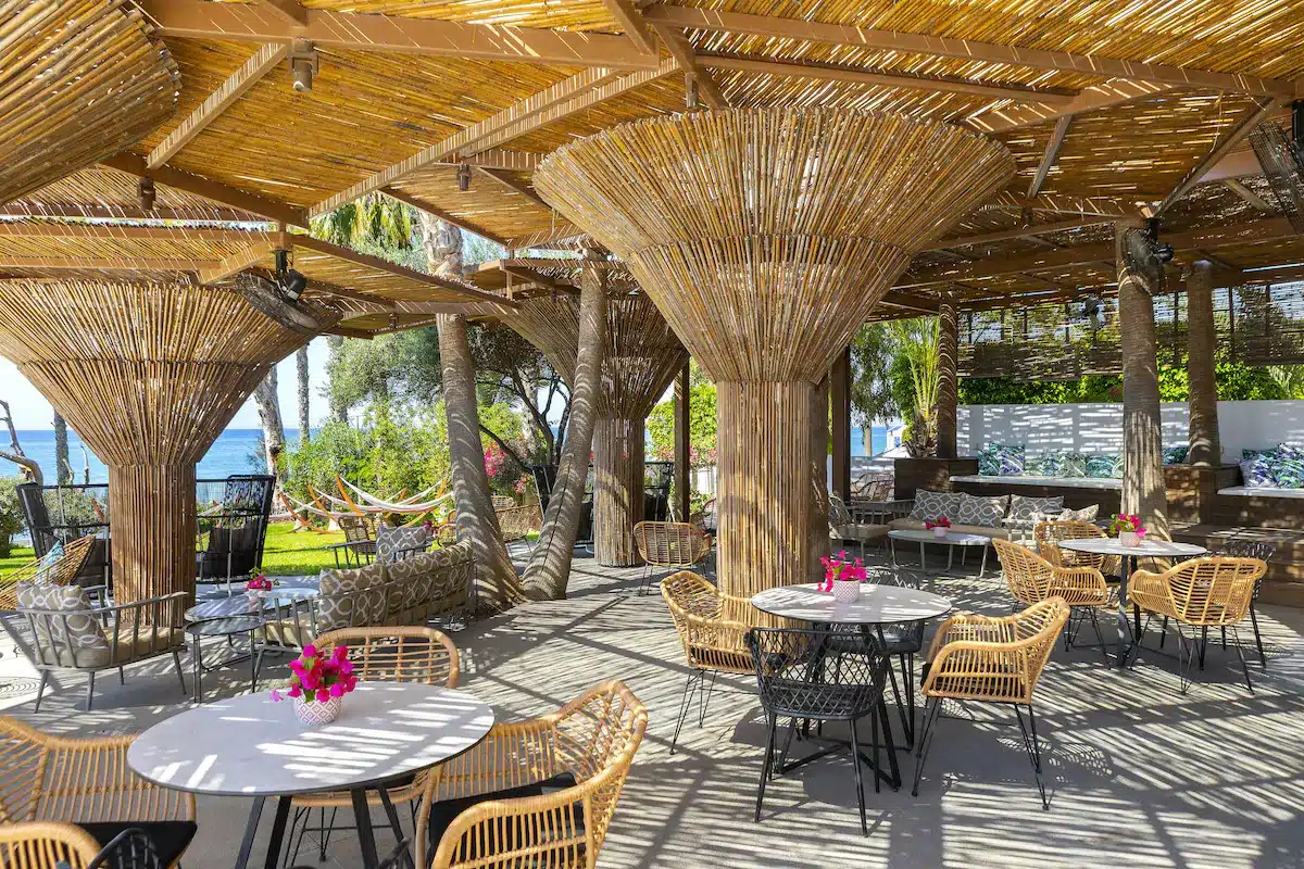Restaurante do hotel à beira da piscina
