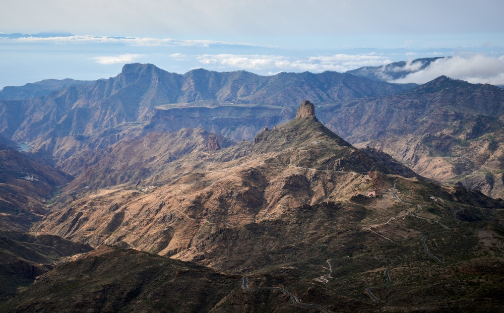 Vista da rocha Roque Bentayga nas montanhas de Gran Canaria