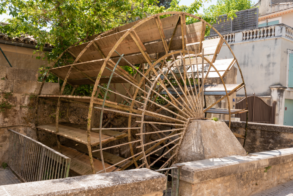 Uma roda d'água junto ao canal em L'Isle-sur-la-Sorgue, na Provença