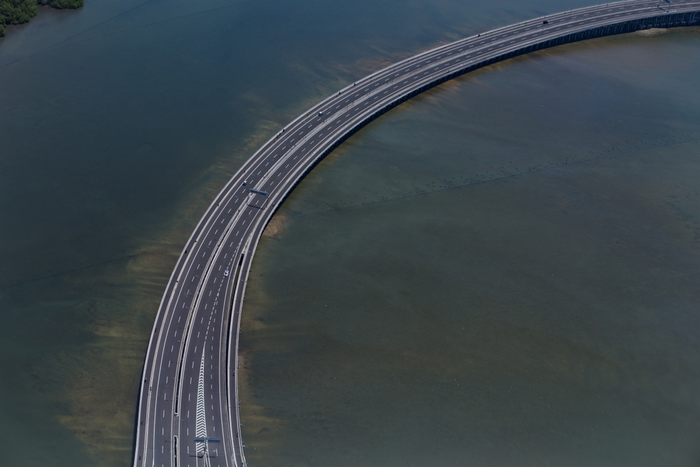 A rodovia com pedágio Bali Mandara sobre o mar vista do alto