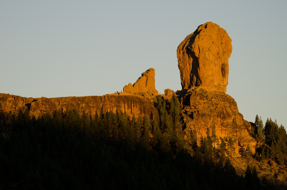 Roque Nublo ao amanhecer nas montanhas perto de Tejeda, em Gran Canaria