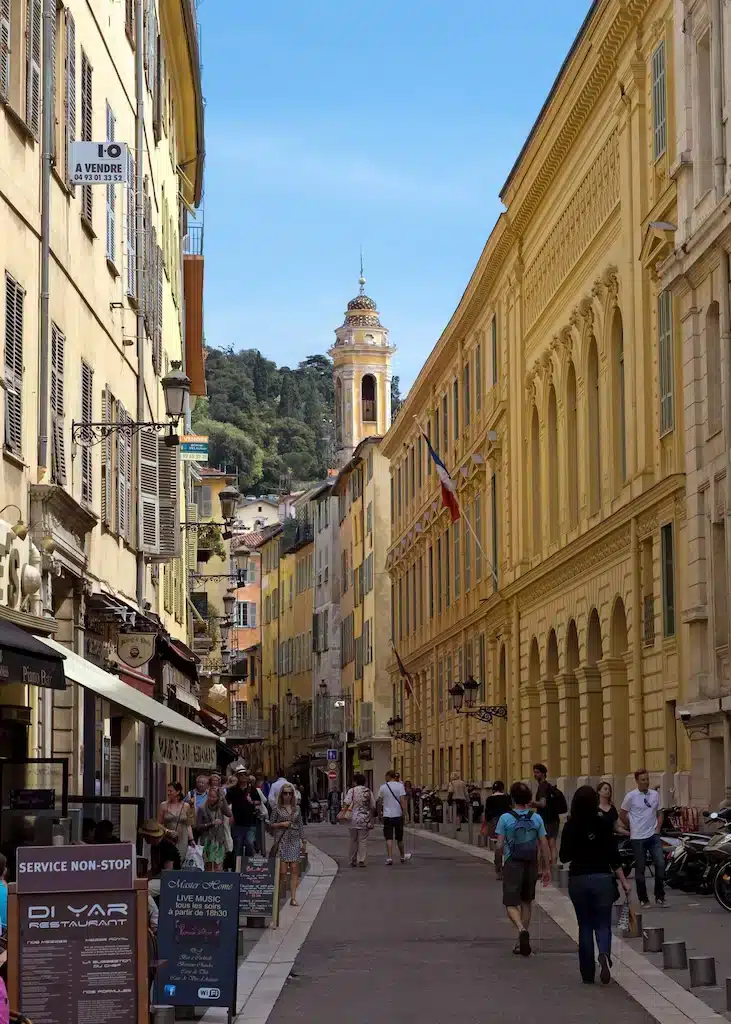 Rua charmosa na Cidade Velha de Nice