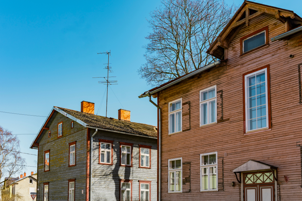 Rua com casas coloridas tradicionais em Kalamaja, em Tallinn
