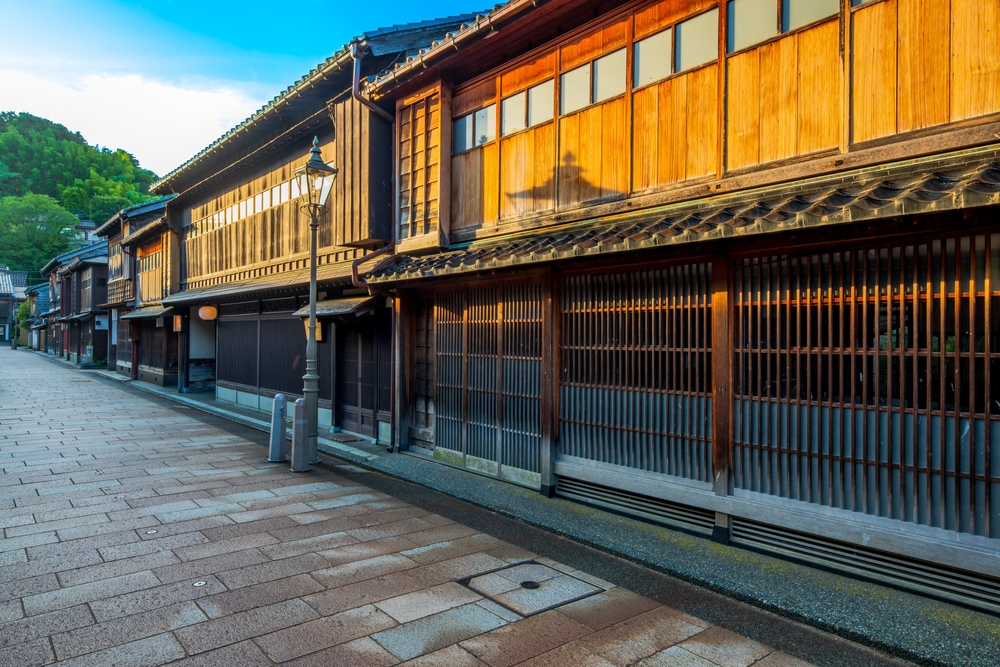 Uma rua com casas de chá no bairro de Higashi Chaya, em Kanazawa