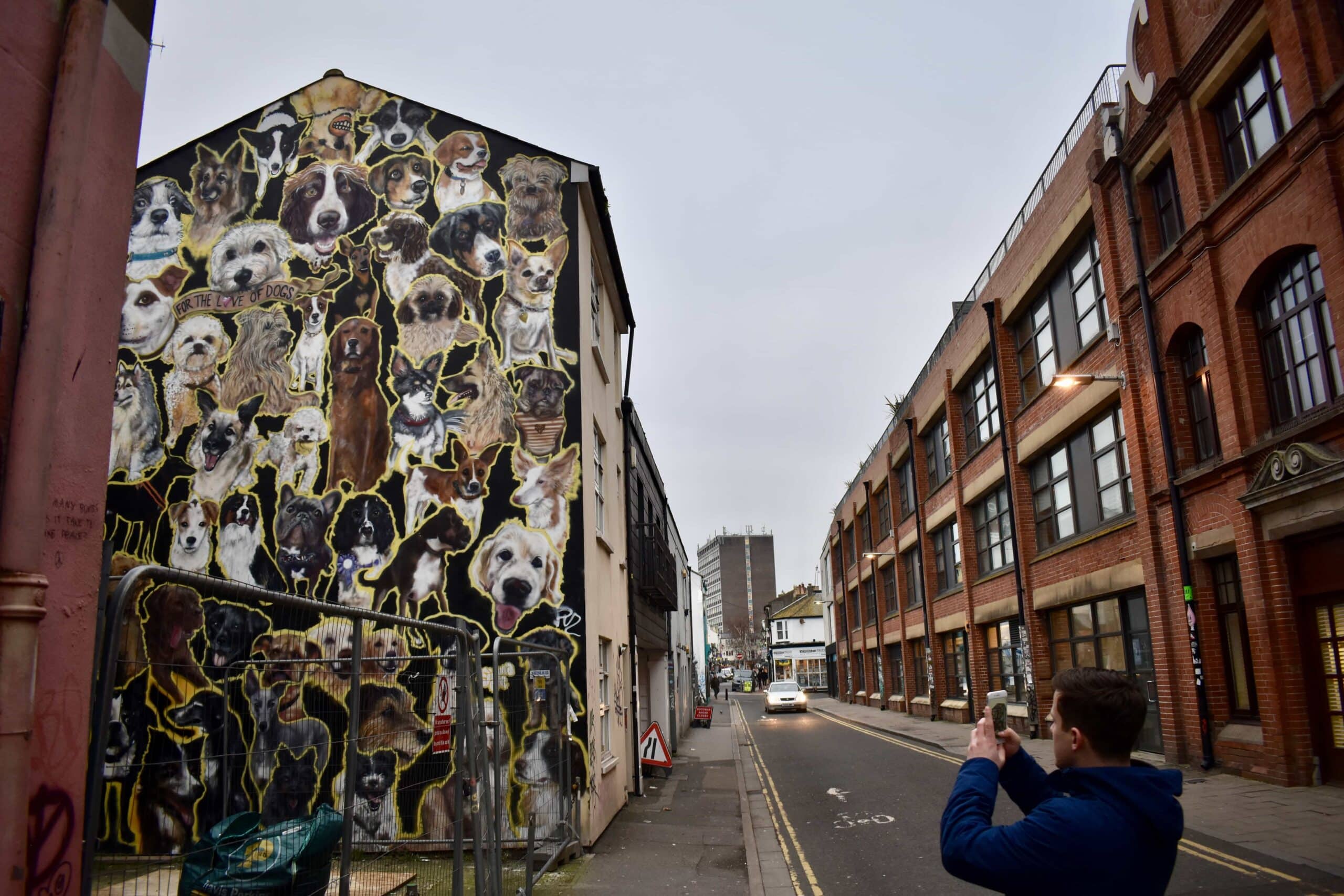 Rua com lojas e cafés em North Laine, em Brighton