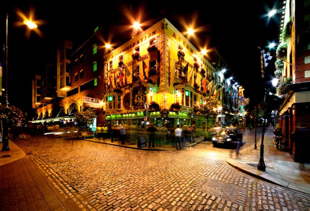 Uma rua com pubs no Temple Bar, em Dublin