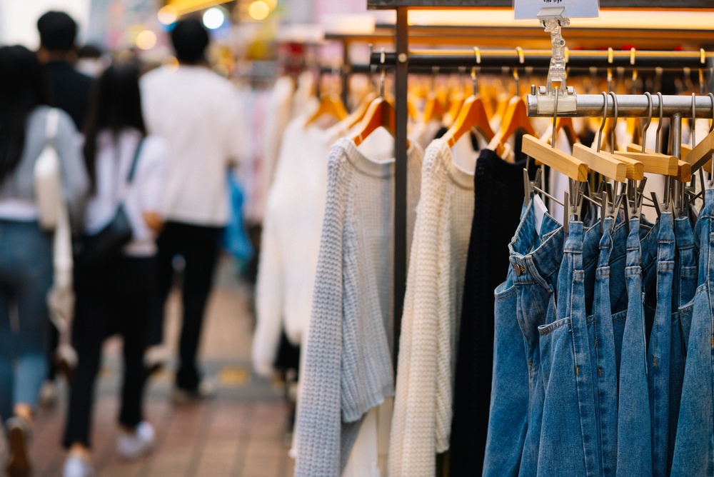 Uma rua de compras em Hongdae, Seul, à noite