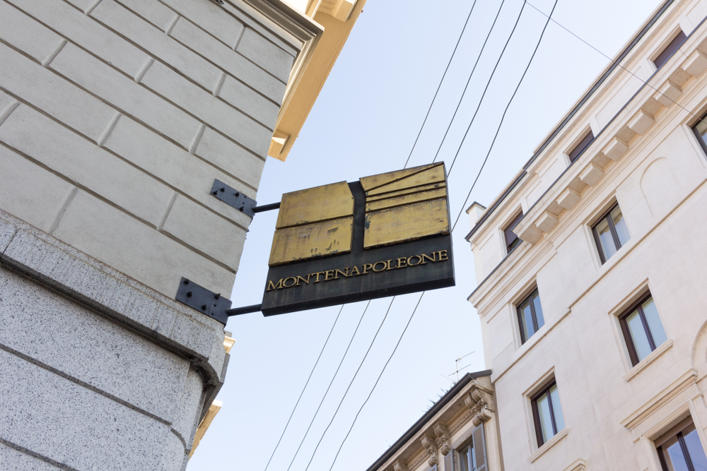 Rua de compras Via Monte Napoleone em Milão