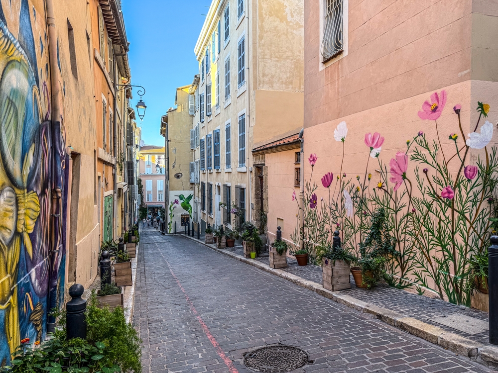 Rua de paralelepípedos com arte de rua no Le Panier, em Marselha