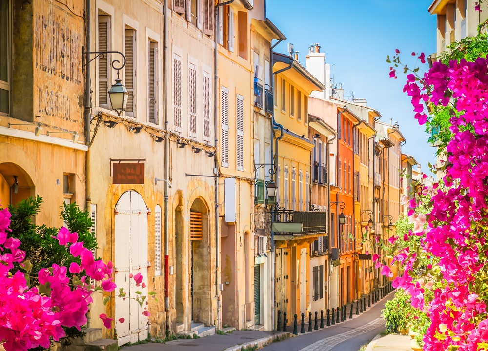 Uma rua do Centro Histórico de Aix-en-Provence em um dia de verão