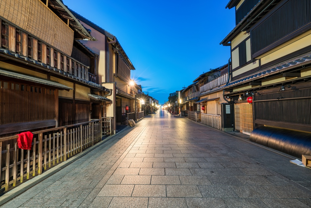 A rua Hanamikoji em Gion, Quioto, ao amanhecer