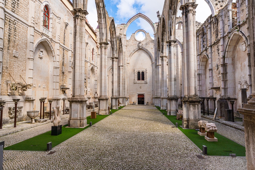 Ruínas góticas a céu aberto do Convento do Carmo, em Lisboa