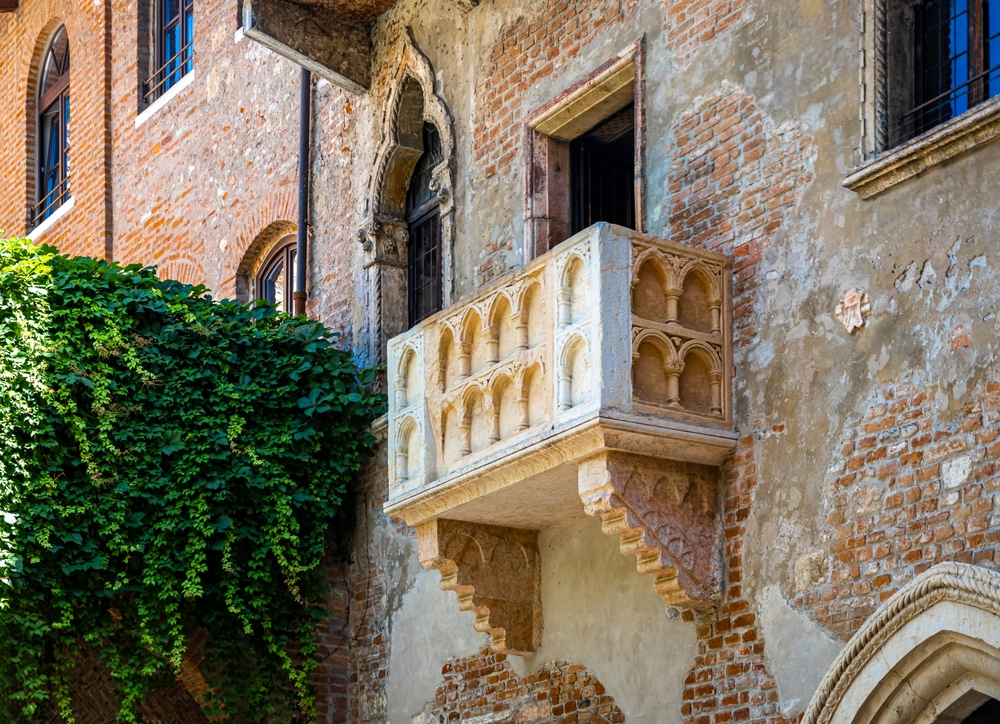 A sacada de Julieta em Verona, com muros de pedra e hera