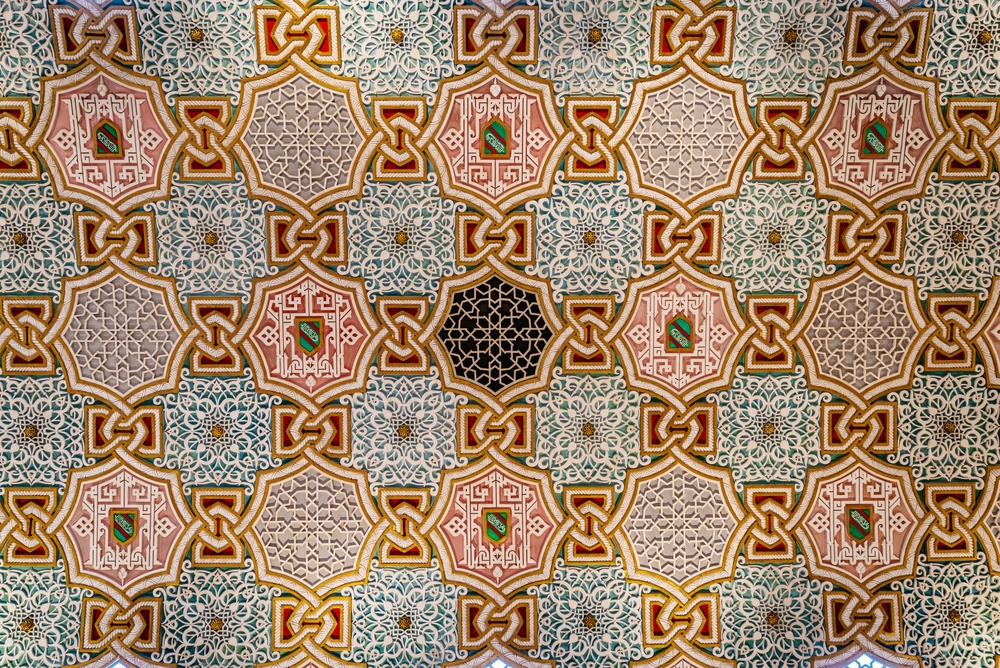 O decorado Salão Árabe dentro do Palácio da Bolsa no Porto