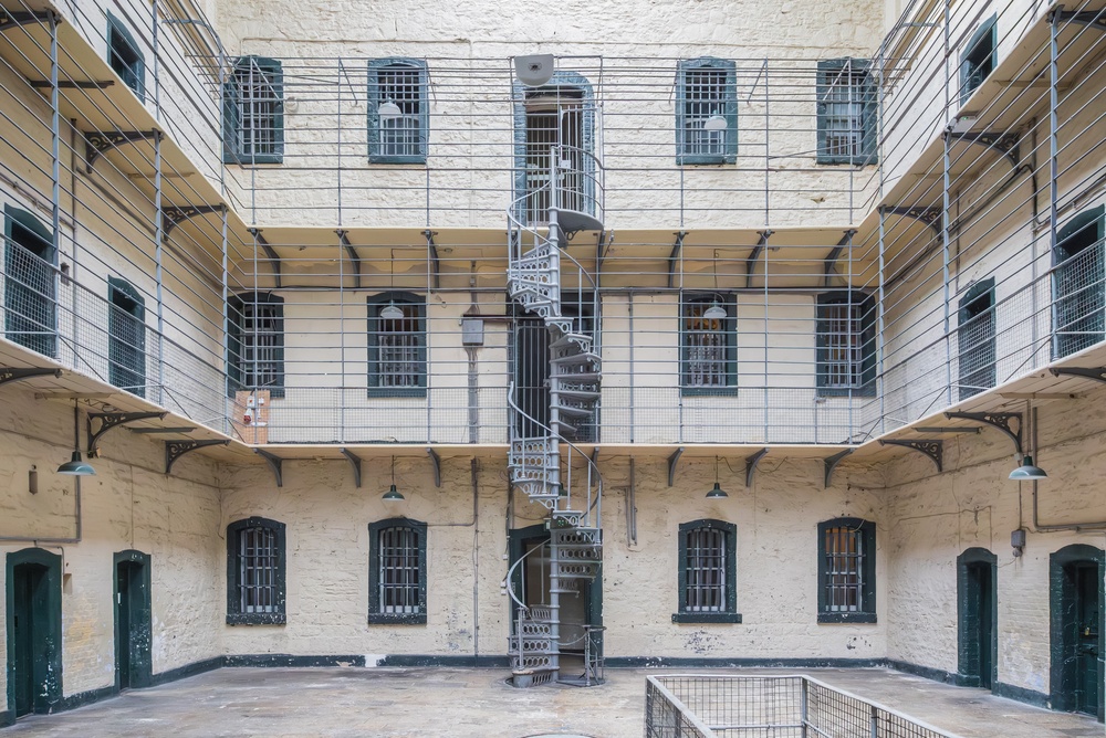 O salão principal com celas e galerias na Kilmainham Gaol, em Dublin