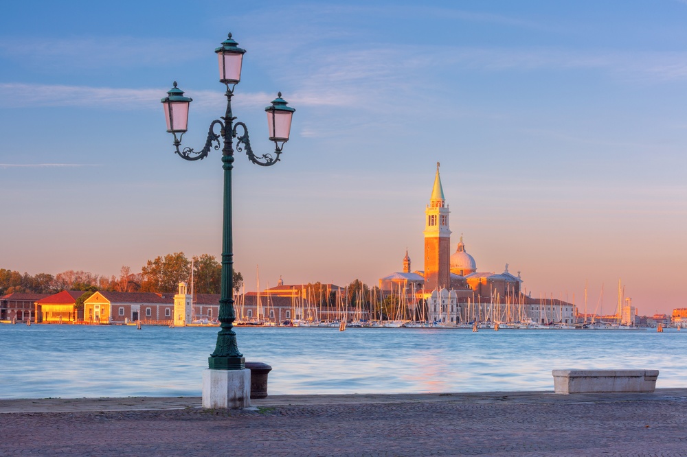 A ilha de San Giorgio Maggiore com a igreja vista do calçadão em Veneza