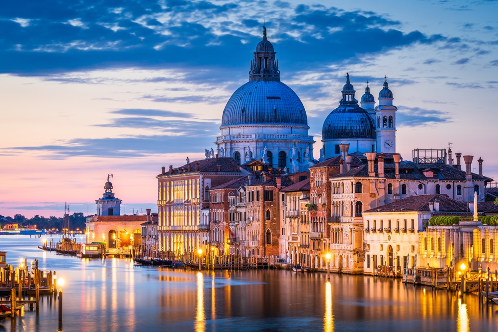 Santa Maria della Salute à beira do Grande Canal em Veneza ao entardecer