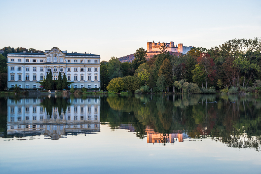 Schloss Leopoldskron às margens do lago Leopoldskroner Weiher, em Salzburgo