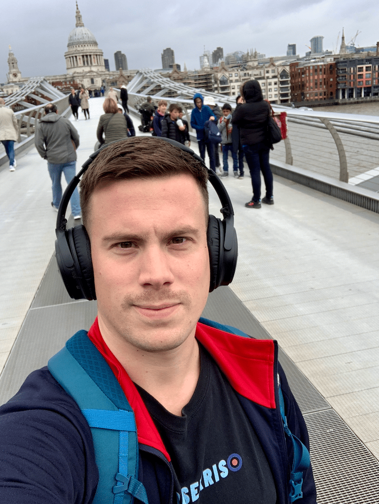 selfie na millennium bridge em londres selfie na millennium bridge em londres