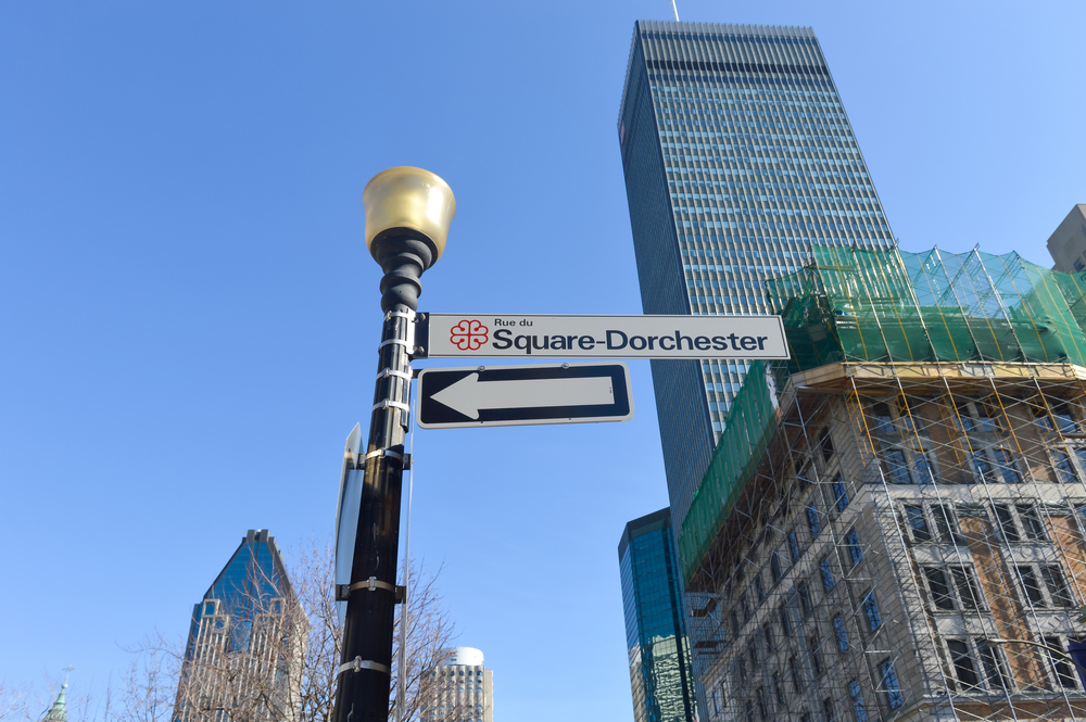 Square Dorchester entre os arranha-céus do Centro de Montreal