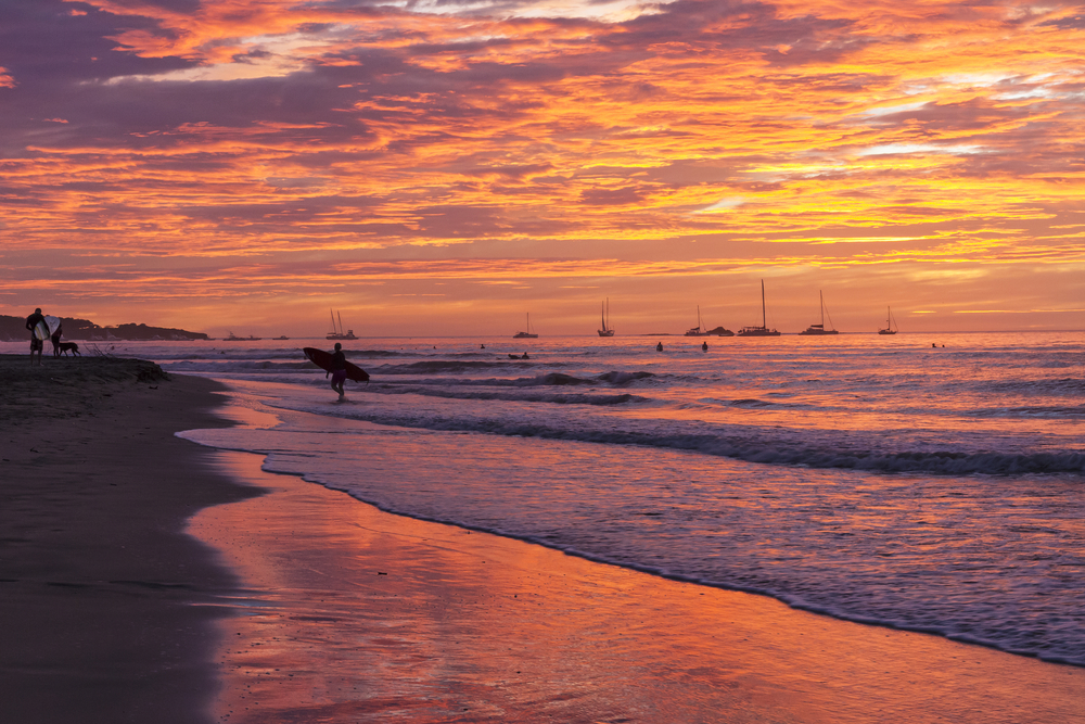 Surfista na praia de Tamarindo, em Guanacaste, ao pôr do sol