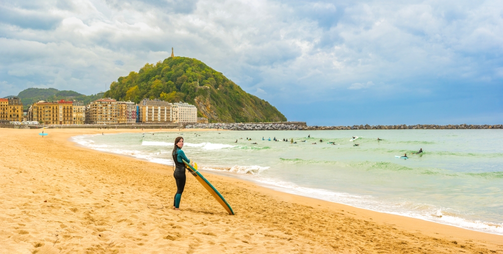Surfista na praia de Zurriola em Gros, San Sebastián