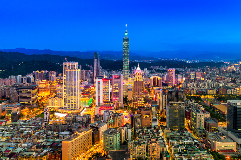 Taipei 101 e uma rua movimentada no distrito comercial de Xinyi, em Taipé
