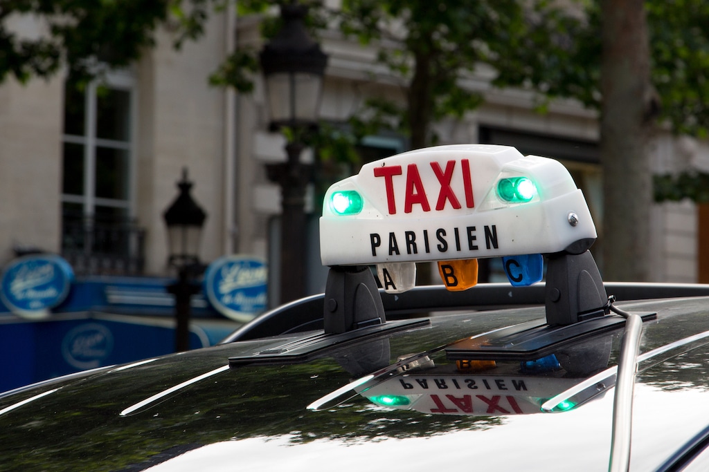 Um táxi em Paris