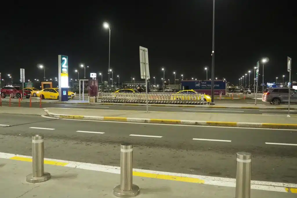 Táxis do aeroporto de Istambul em frente ao terminal