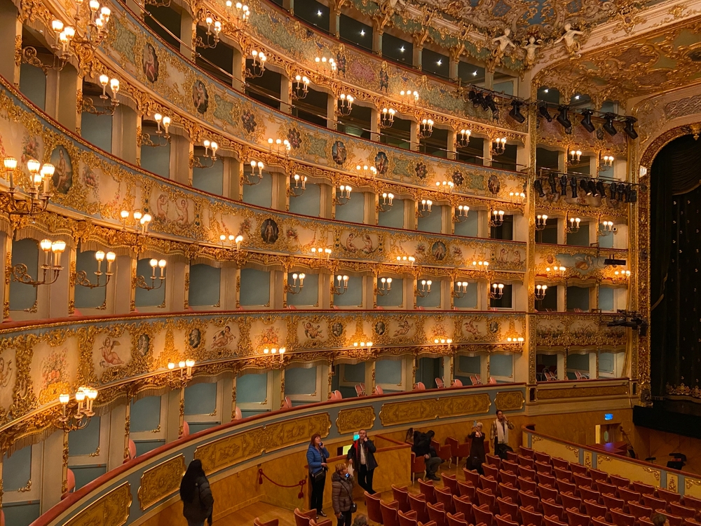 Os camarotes e a plateia do Teatro La Fenice em Veneza