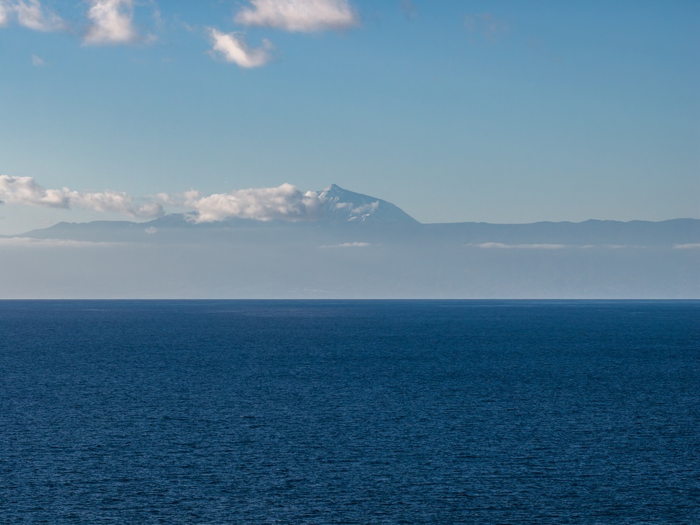 O vulcão Teide, em Tenerife, visto de Gran Canaria sobre o Atlântico