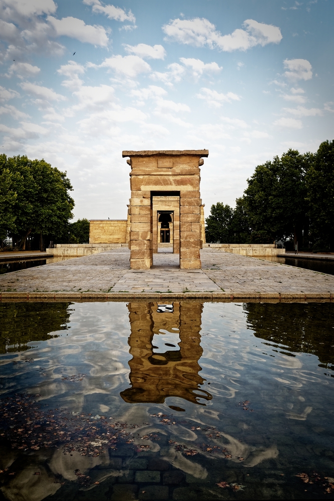 O Templo de Debod, em Madri, refletido em seu espelho d'água