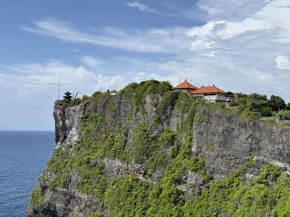 Templo de Uluwatu em uma falésia sobre o Oceano Índico