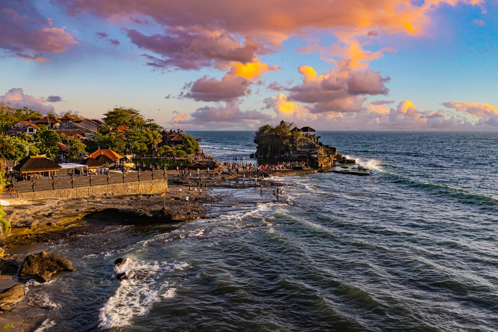 Templo Tanah Lot, em Bali, ao pôr do sol