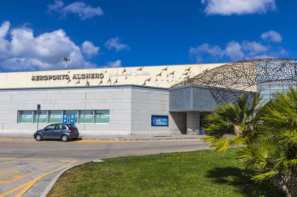 Fachada do terminal de passageiros do Aeroporto de Alghero-Fertilia, na Sardenha