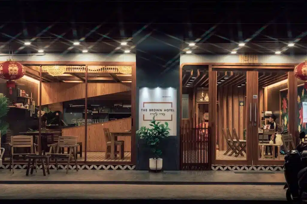 The Brown Hotel em Krabi Town, boa hospedagem perto do mercado noturno