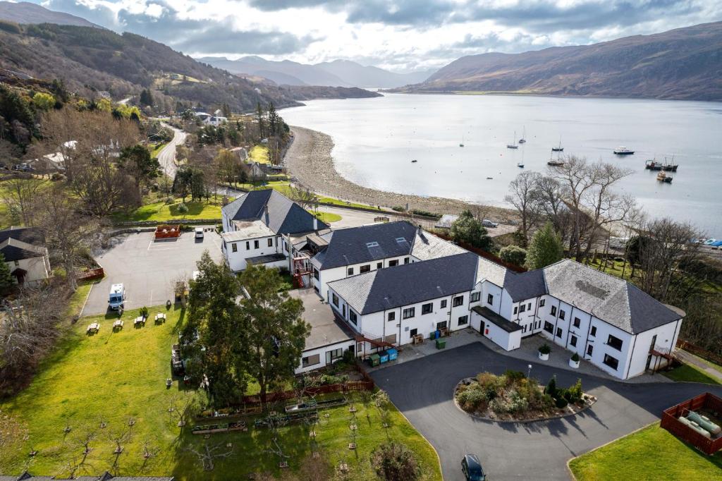 The Royal Hotel com jardim e estacionamento à beira do Loch Broom, em Ullapool