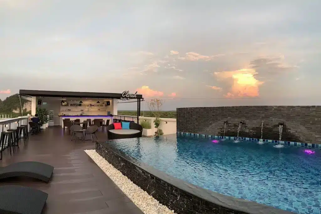 The Seens Hotel Krabi Town, hotel com piscina no terraço