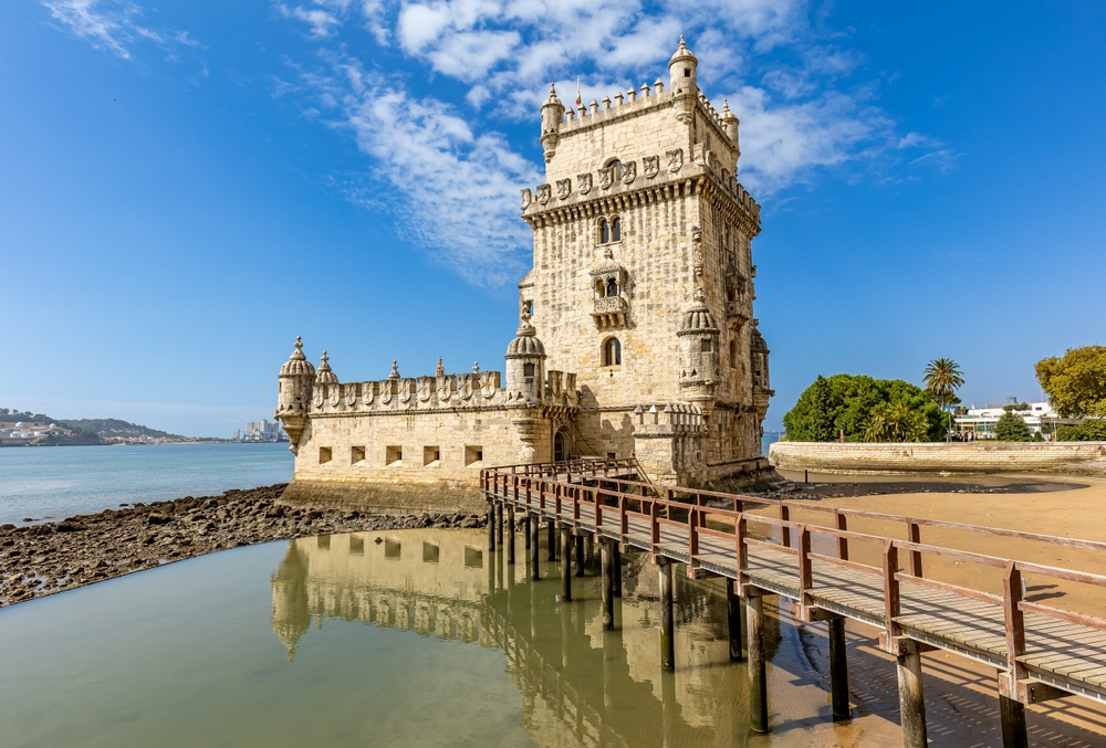 Torre de Belém às margens do Tejo, em Lisboa