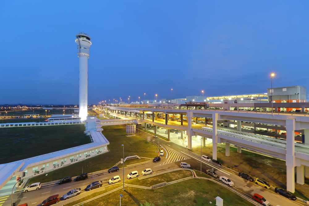 A torre de controle e o Transport Hub no Terminal 2 do aeroporto de Kuala Lumpur