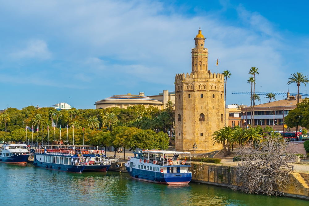 A Torre del Oro à beira do rio Guadalquivir, em Sevilha