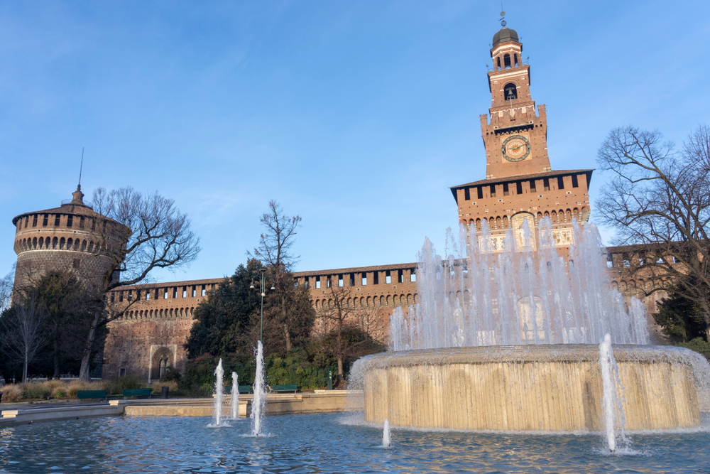 Torre do Filarete e fonte em frente ao Castello Sforzesco em Milão