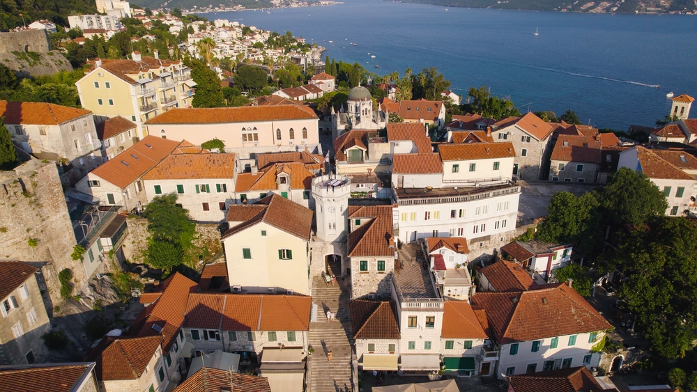 A torre do relógio e os telhados da Cidade Velha de Herceg Novi