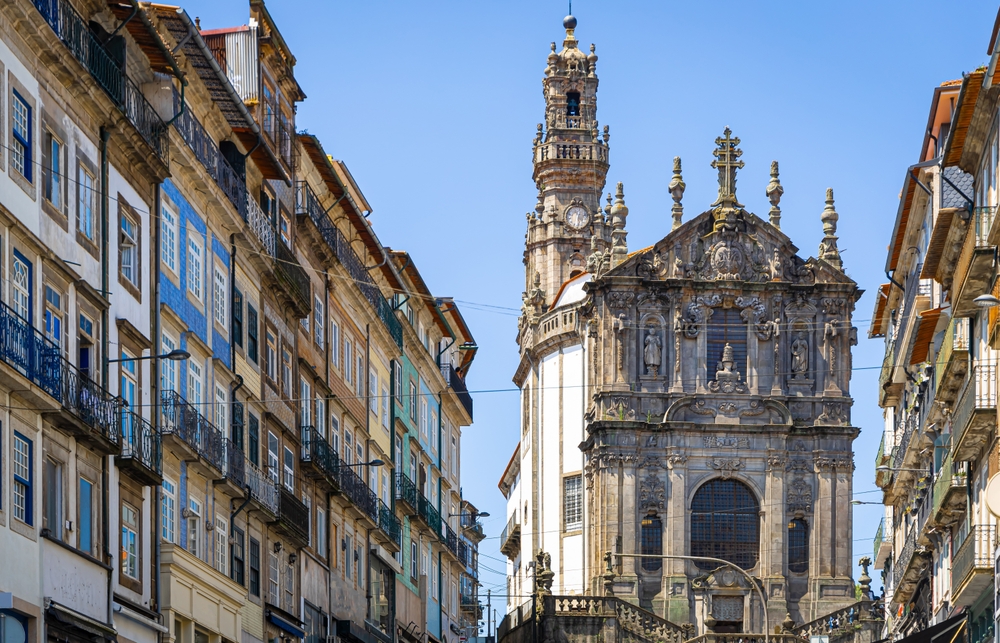 A Torre dos Clérigos se destacando acima dos telhados do Porto