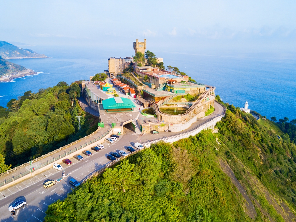Torre e parque de diversões no topo do Monte Igueldo em San Sebastián