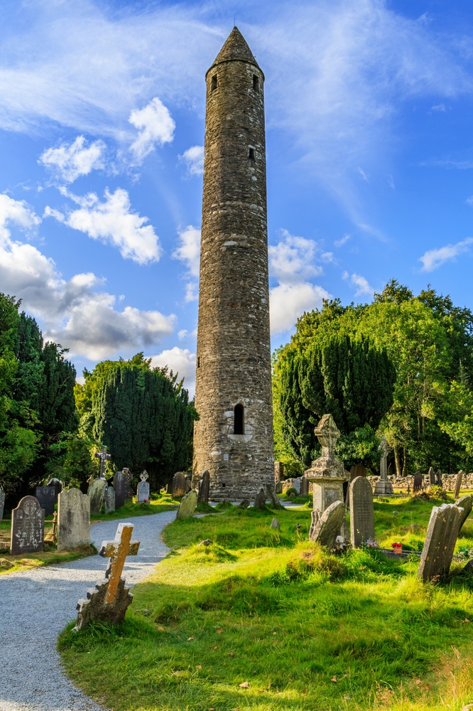 A torre redonda e o cemitério do mosteiro de Glendalough
