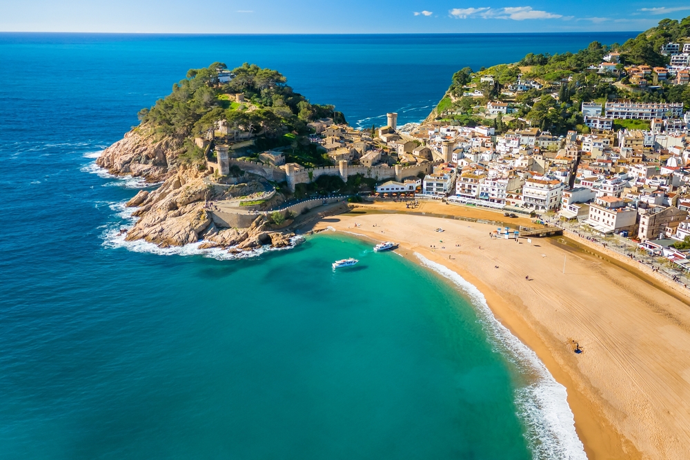 Tossa de Mar, na Costa Brava, com a praia e a fortaleza da Vila Vella