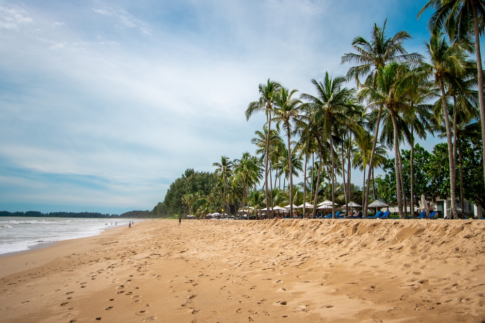 A tranquila praia de Khuk Khak em Khao Lak